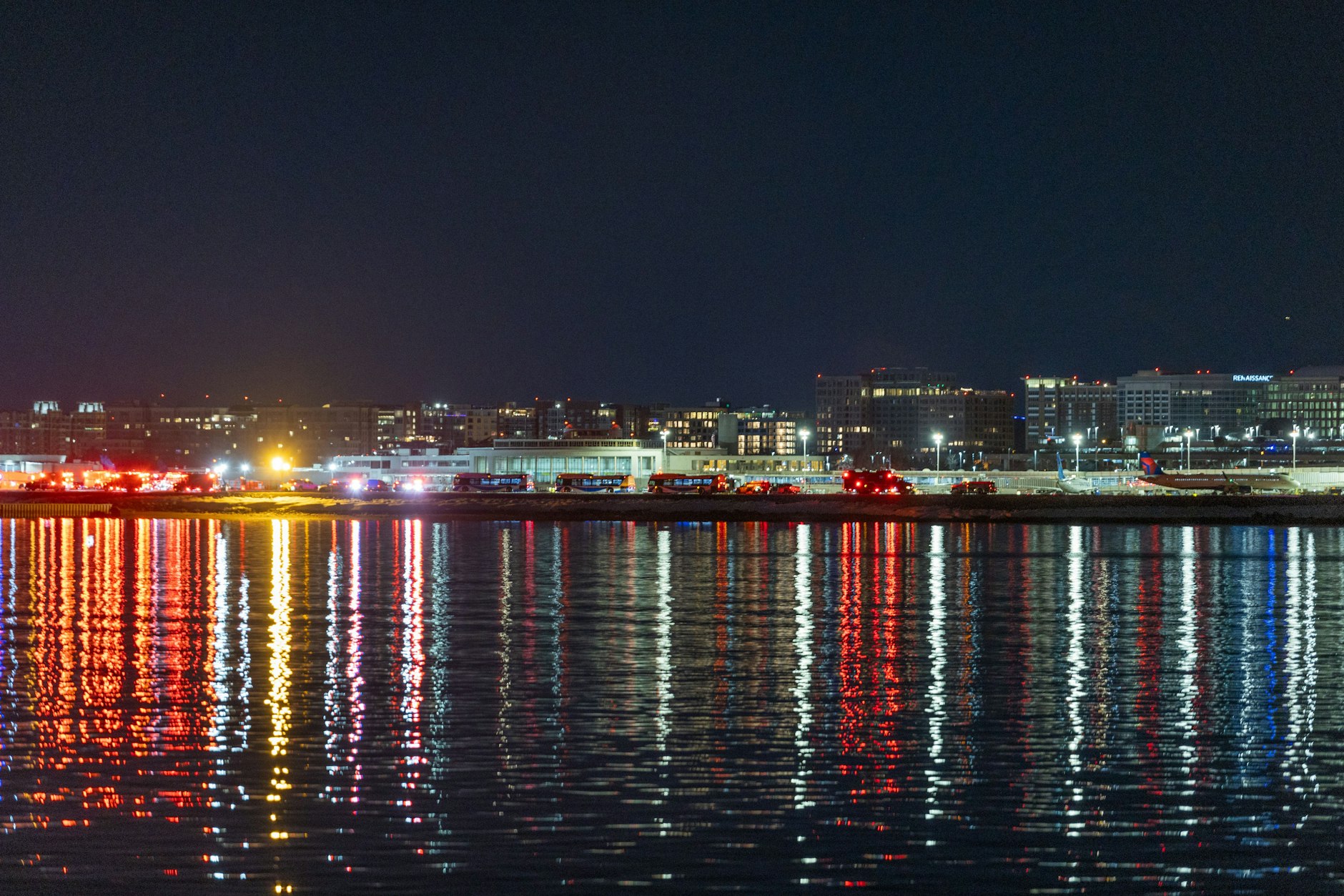 Rettungsfahrzeuge sind nach dem Flugzeugabsturz in Washington auf dem Reagan National Airport zu sehen