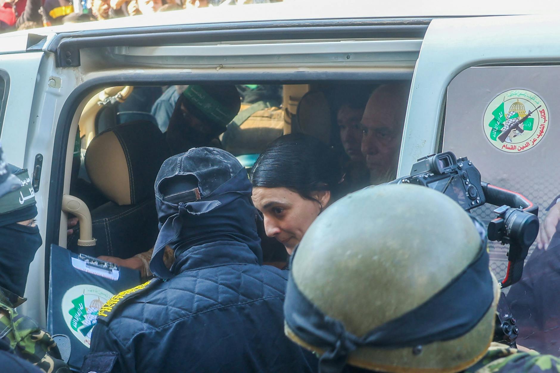 Die radikalislamische Hamas ließ die deutsch-israelischen Geiseln Arbel Yehud (M.), Gadi Moses (r.) und sieben weitere Geiseln frei.