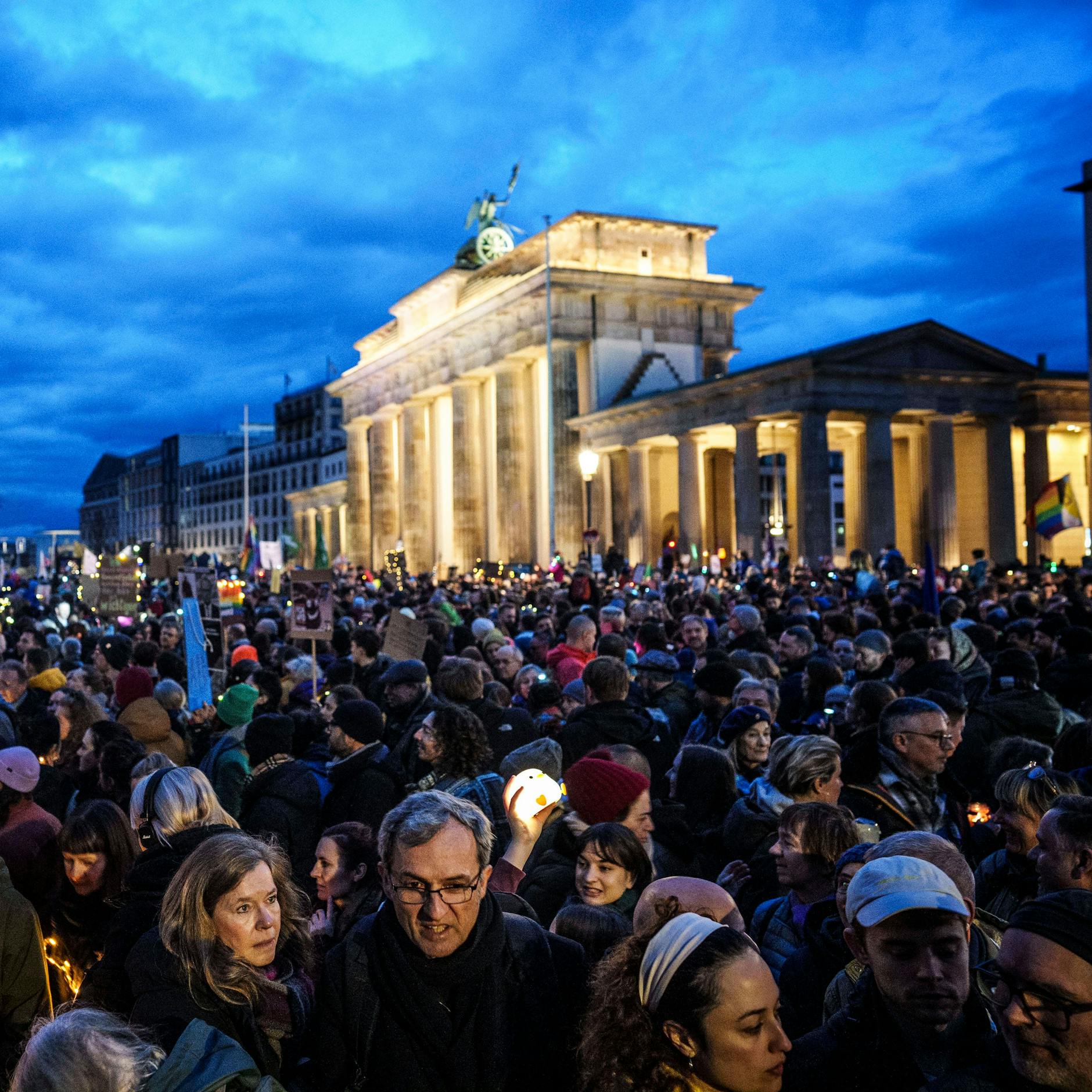 Image - Luisa Neubauer ruft zum Aufstand in Berlin auf: „Merz ist ein Brandstifter!“