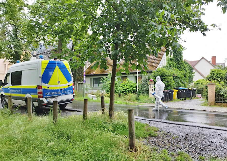 Polizisten sind am Tatort in Potsdam im Einsatz. Dort soll ein Wachmann tödlich verletzt worden sein.
