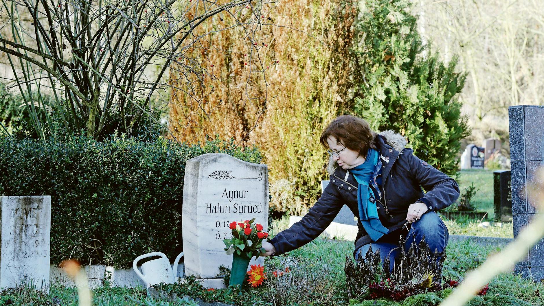 Hatun Sürücü ist unvergessen: Hier legt vor einigen Jahren Sabine Schiechel, die Sozialarbeiterin, die sich einst um die junge Frau kümmerte, Blumen am Grab auf dem Landschaftsfriedhof Gatow nieder.