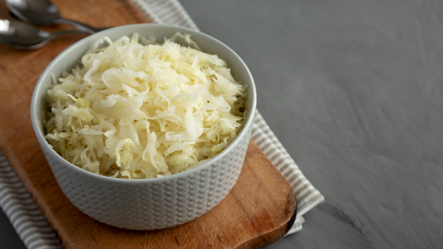 Sauerkraut ist sehr gesund und hat wenige Kalorien. Es enthält nicht nur Vitamin C, sondern vor allem auch Milchsäurebakterien.