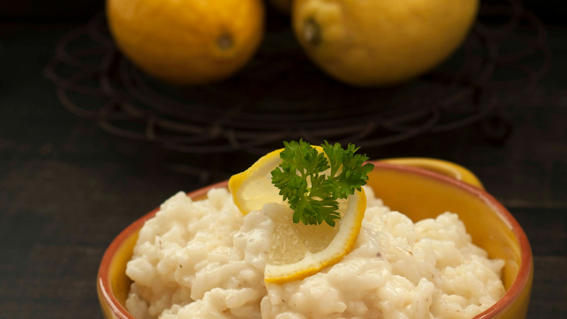 Probieren Sie das Rezept für Zitronen-Risotto gleich mal aus. 