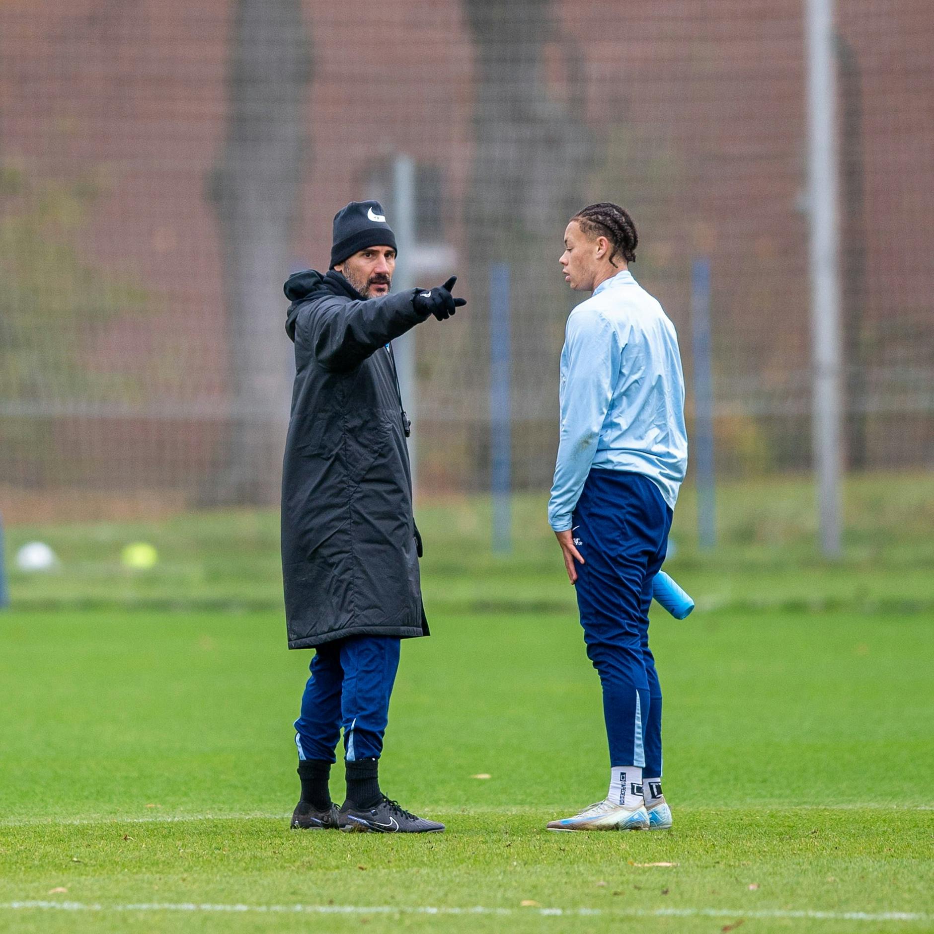 Hertha-Coach Cristian Fiel gibt Derry Scherhant im Training genaue Anweisungen.