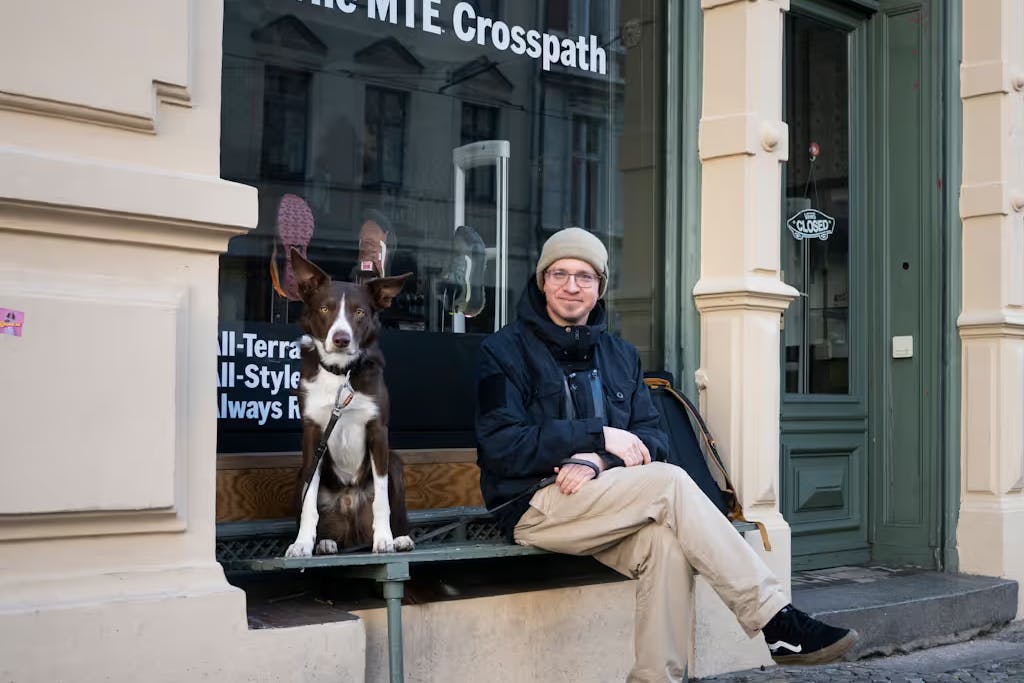 Berlinbesucher Barney mit Herrchen Stephan. Sie warten auf eine Freundin.