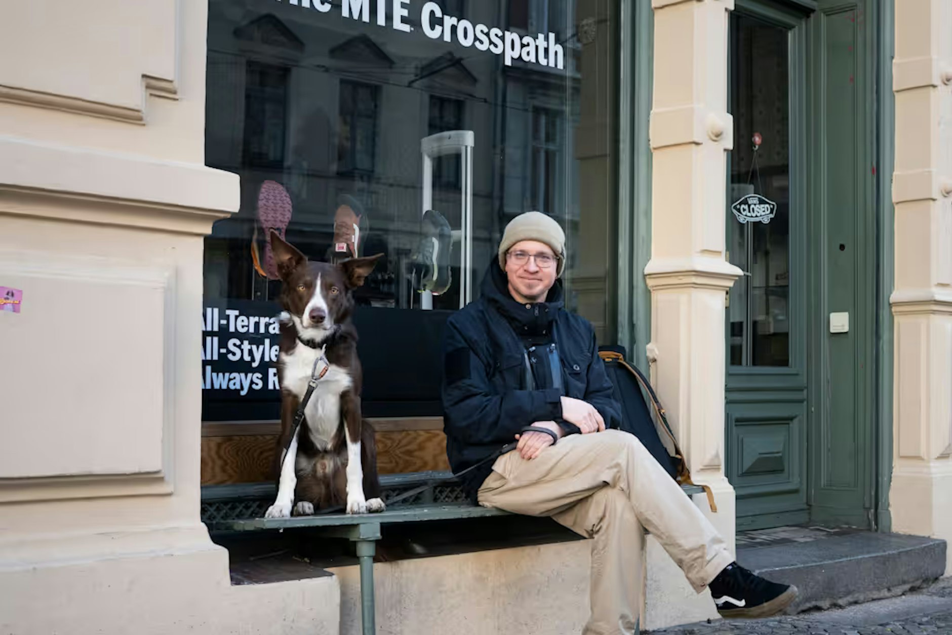 Berlinbesucher Barney mit Herrchen Stephan. Sie warten auf eine Freundin.