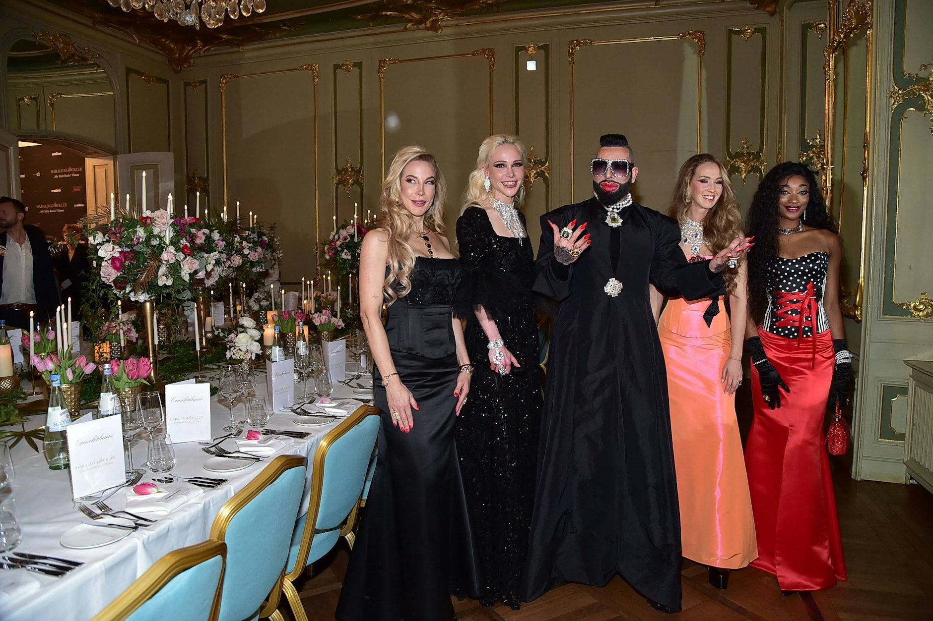 Harald Glööckler mit Michelle Monballijn, Theresia Fischer, Christina Grass und Samira Diasso.