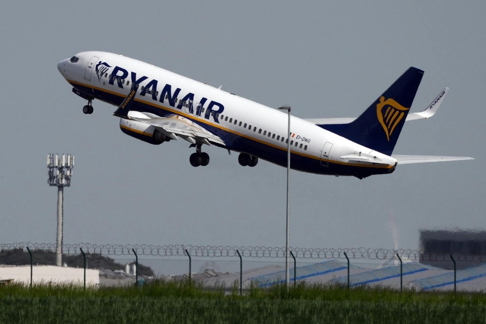 Ein Ryanair-Flugzeug hebt vom BER in Schönefeld ab.