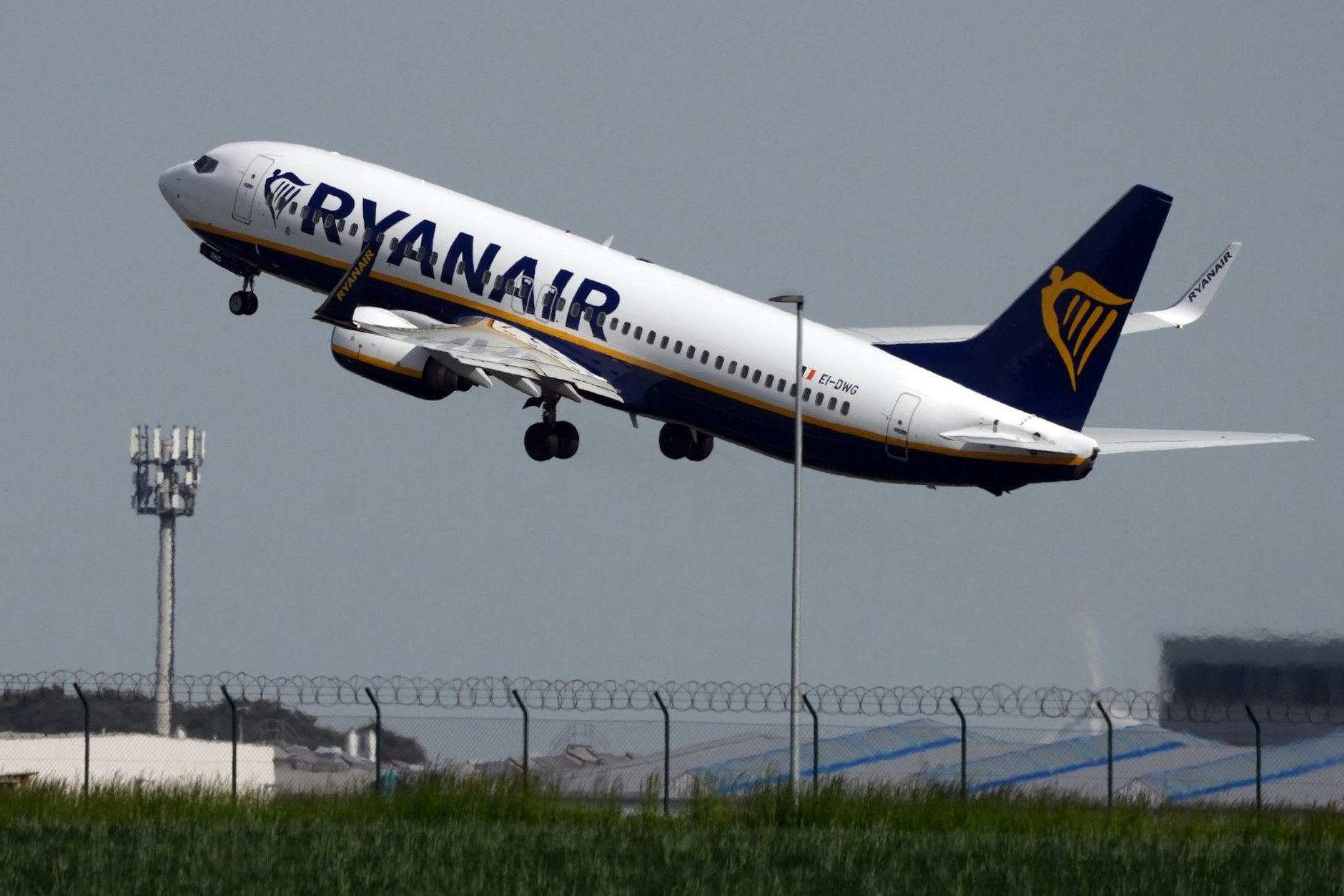 Ein Ryanair-Flugzeug hebt vom BER in Schönefeld ab.
