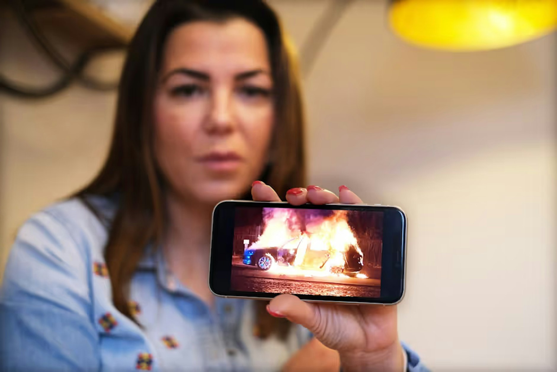 Christina Kikic hat ihr brennendes Auto auf dem Smartphone gespeichert.
