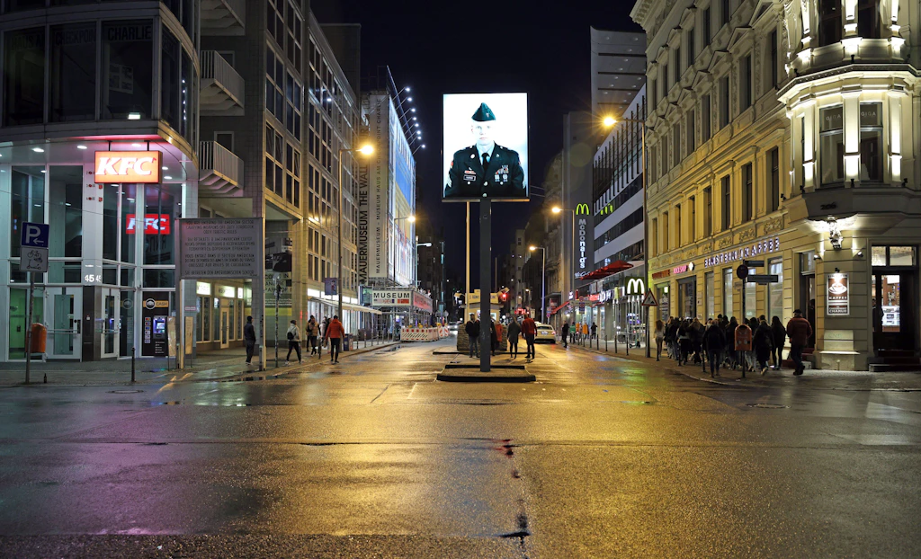 Gençler soygunla başarısız, Anne bir polis karakolunda erkekleri seçer