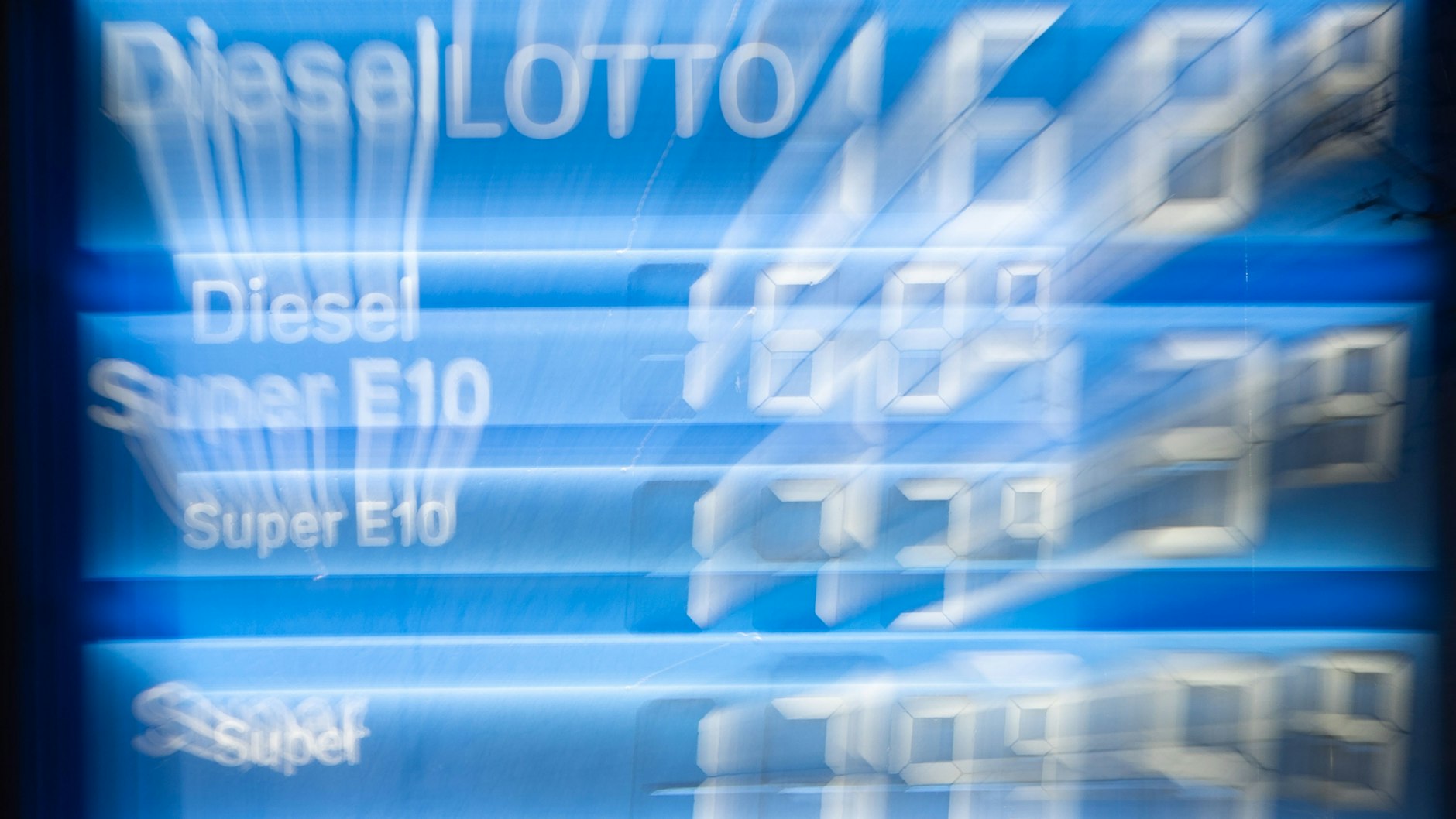Wer die Spitpreise kennt, der dürfte sich nicht darüber wundern, dass die Tankstelle mit Sprit für 1 Cent förmlich überrannt wurde.