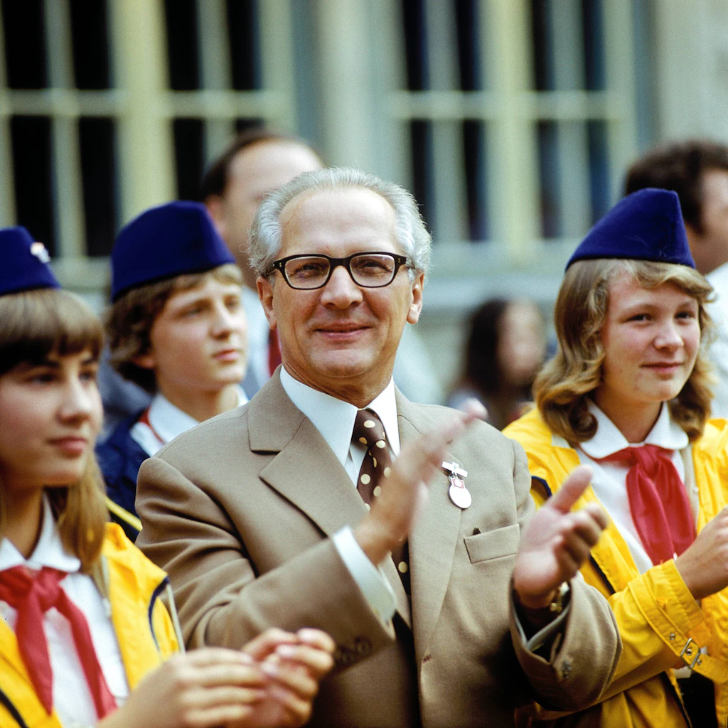 Beste Witze aus der DDR: Erich Honecker stürzt kopfüber in die Spree ...