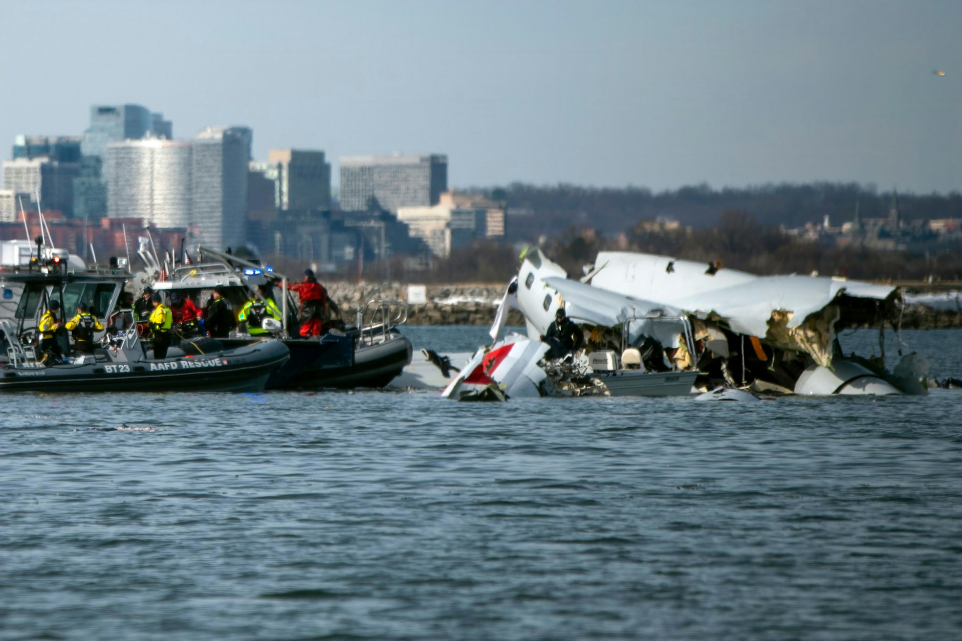 Auf diesem von der US-Küstenwache zur Verfügung gestellten Bild sind Wrackteile im Potomac River in der Nähe des Ronald Reagan Washington National Airport zu sehen.