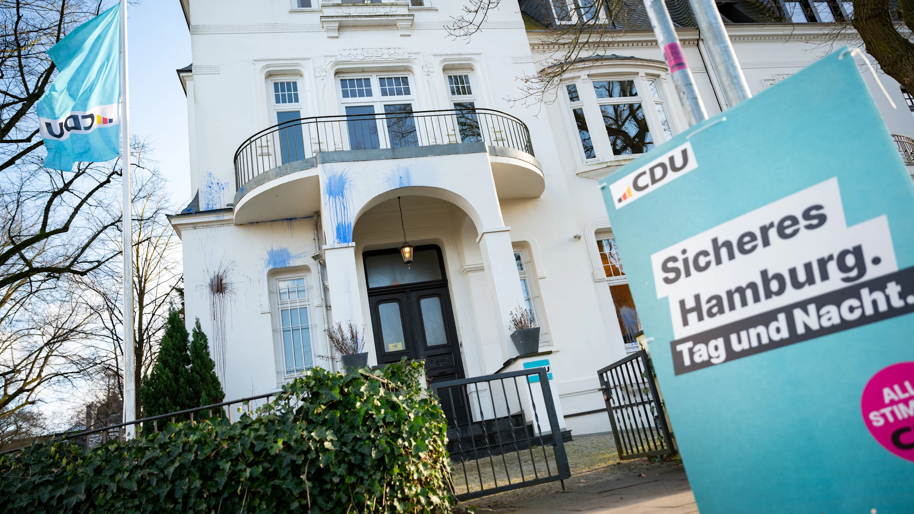 Unbekannte schleuderten mehrere Farbbeutel gegen die Fassade der Parteizentrale des Hamburger CDU Landesverbands.
