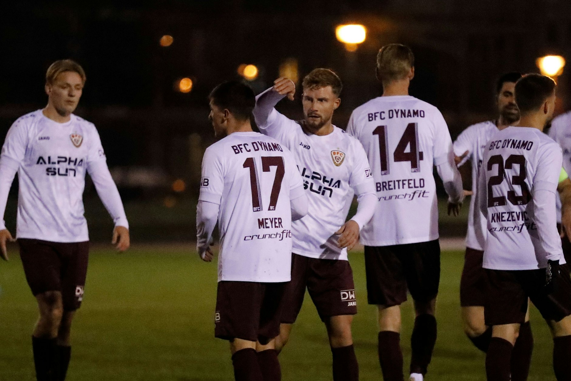 Beim Test am Dienstag beim SV Empor verteilte Timo Friedrich (M.) zum letzten Mal beim BFC Dynamo einen anerkennenden Klaps an die Kollegen.