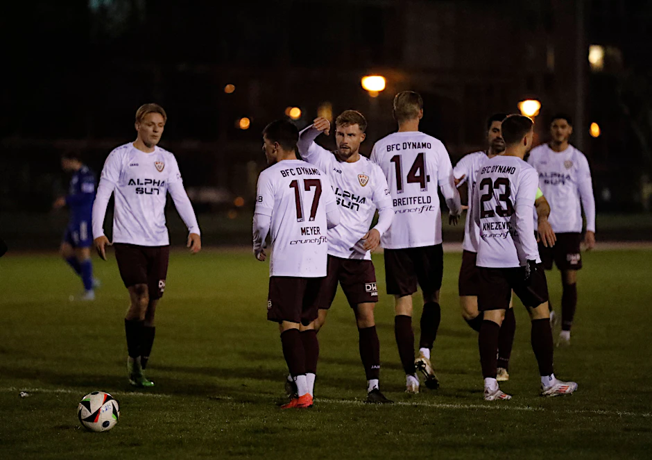 Beim Test am Dienstag beim SV Empor verteilte Timo Friedrich (M.) zum letzten Mal beim BFC Dynamo einen anerkennenden Klaps an die Kollegen.