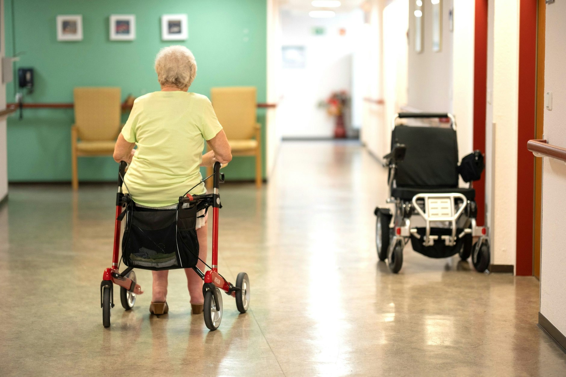 Flur eines Altenpflegeheims in Berlin: Durchschnittlich liegt der Eigenanteil für einen Heimplatz bei 3000 Euro im Monat.