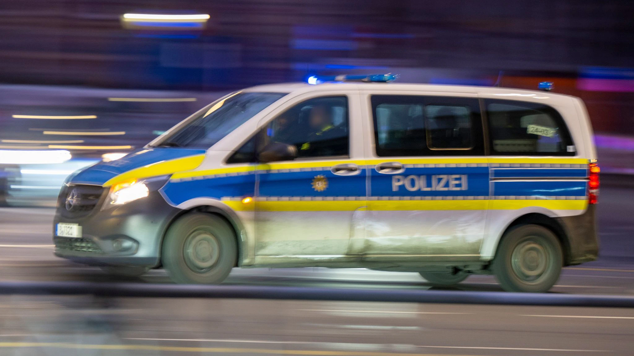 Ein Polizeiauto fährt mit Blaulicht zu einem Einsatz. In Marzahn wurde wieder ein Mensch getötet. Es soll sich um einen Vatermord handeln.