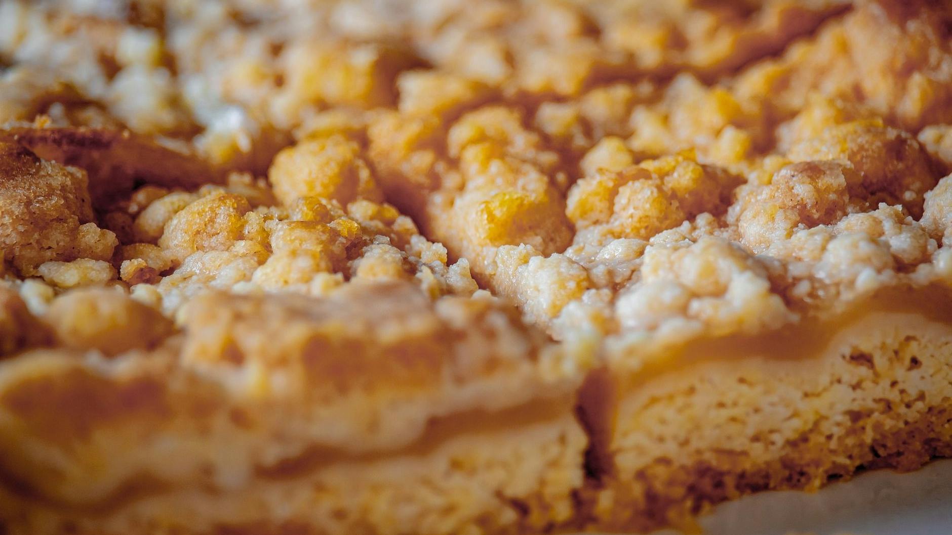 Streuselkuchen ist einfach immer lecker - und er schmeckt noch besser, wenn er sich schnell backen lässt! Dieses Rezept für den Blechkuchen sollten Sie sich unbedingt merken.