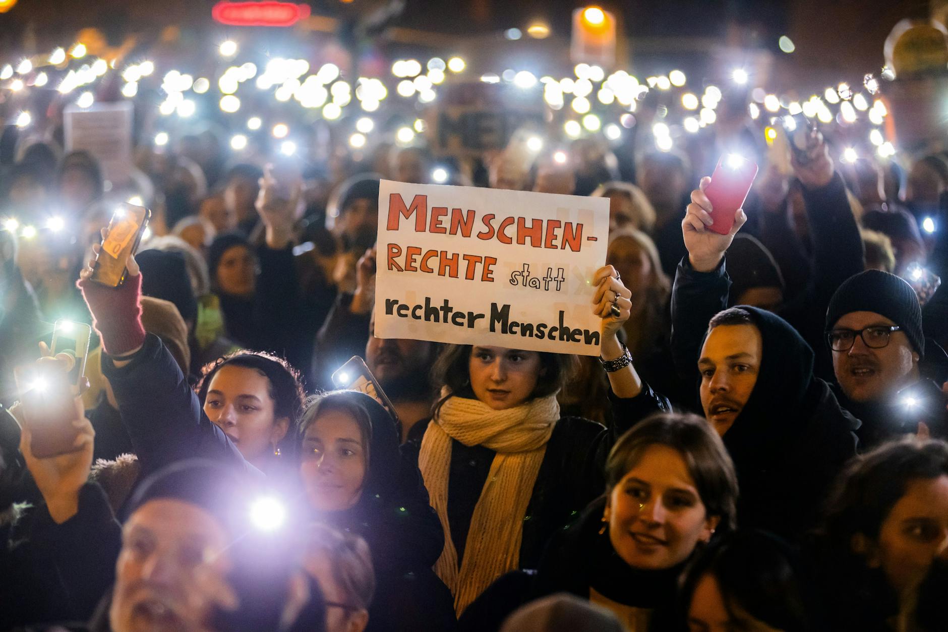 Die Demo-Teilnehmer sind gekommen, um gegen die CDU zu demonstrieren.