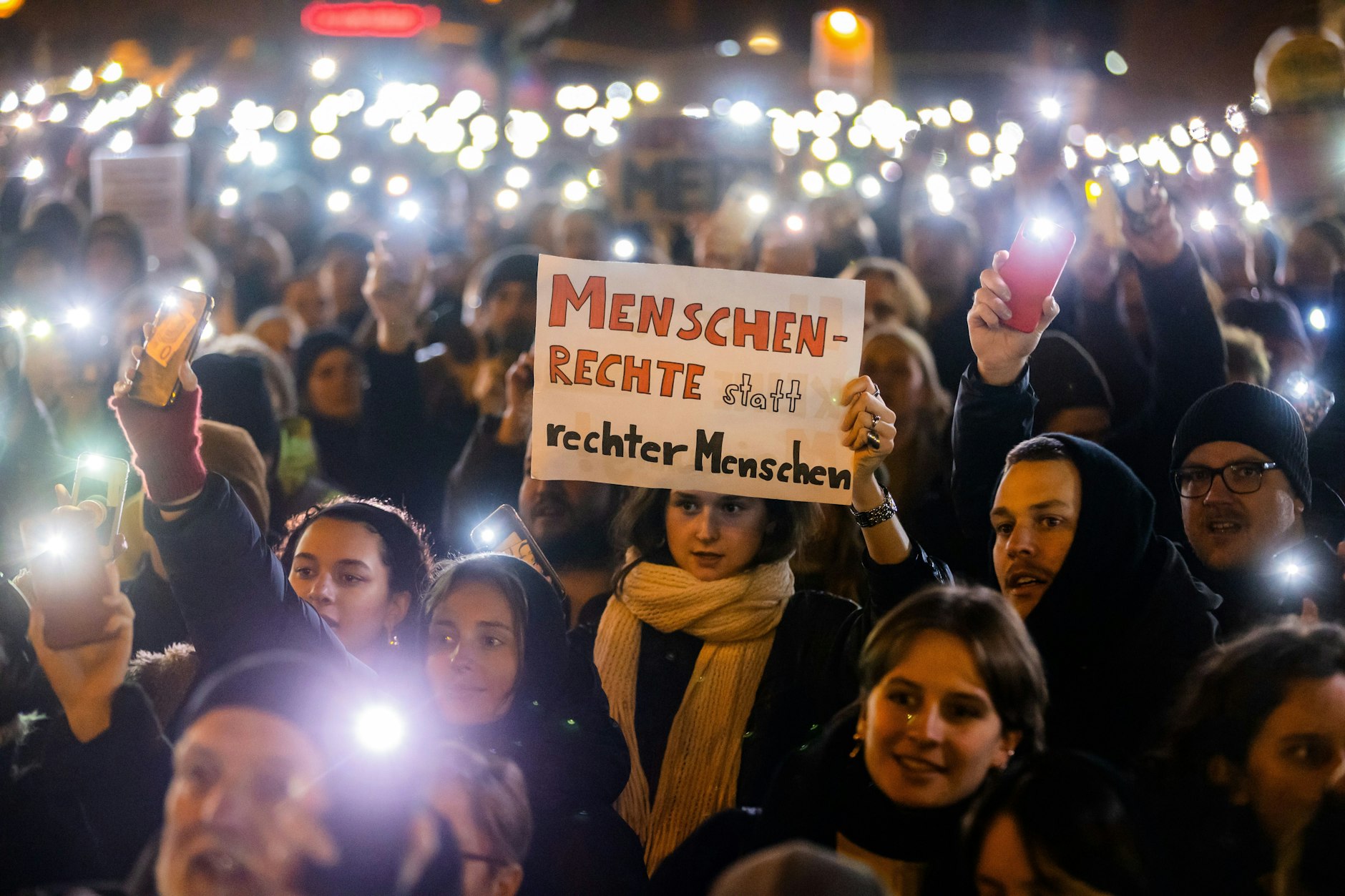 Die Demo-Teilnehmer sind gekommen, um gegen die CDU zu demonstrieren.