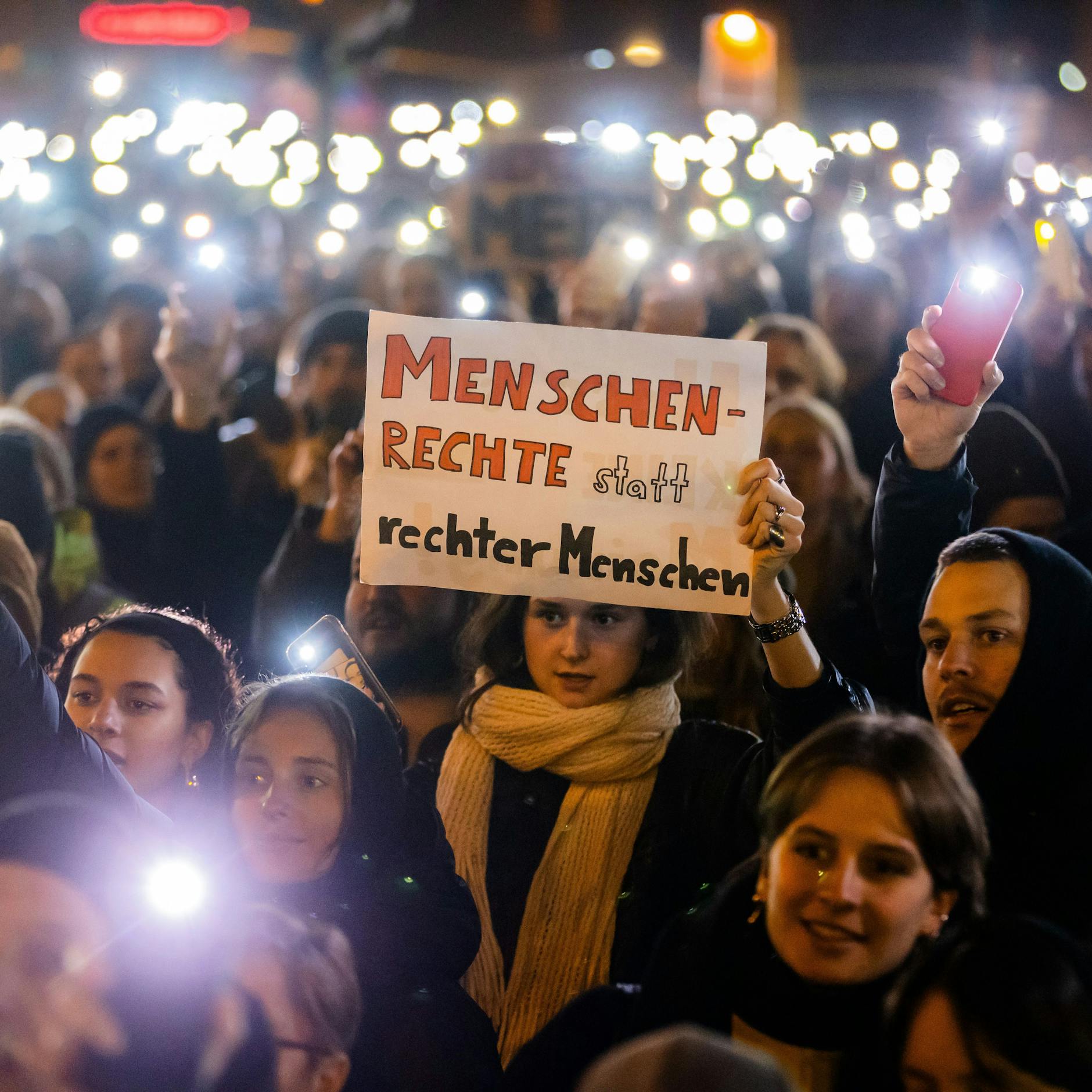 Image - Lichtermeer vor Konrad-Adenauer-Haus in Berlin: Wollen keine „rechte Diktatur“