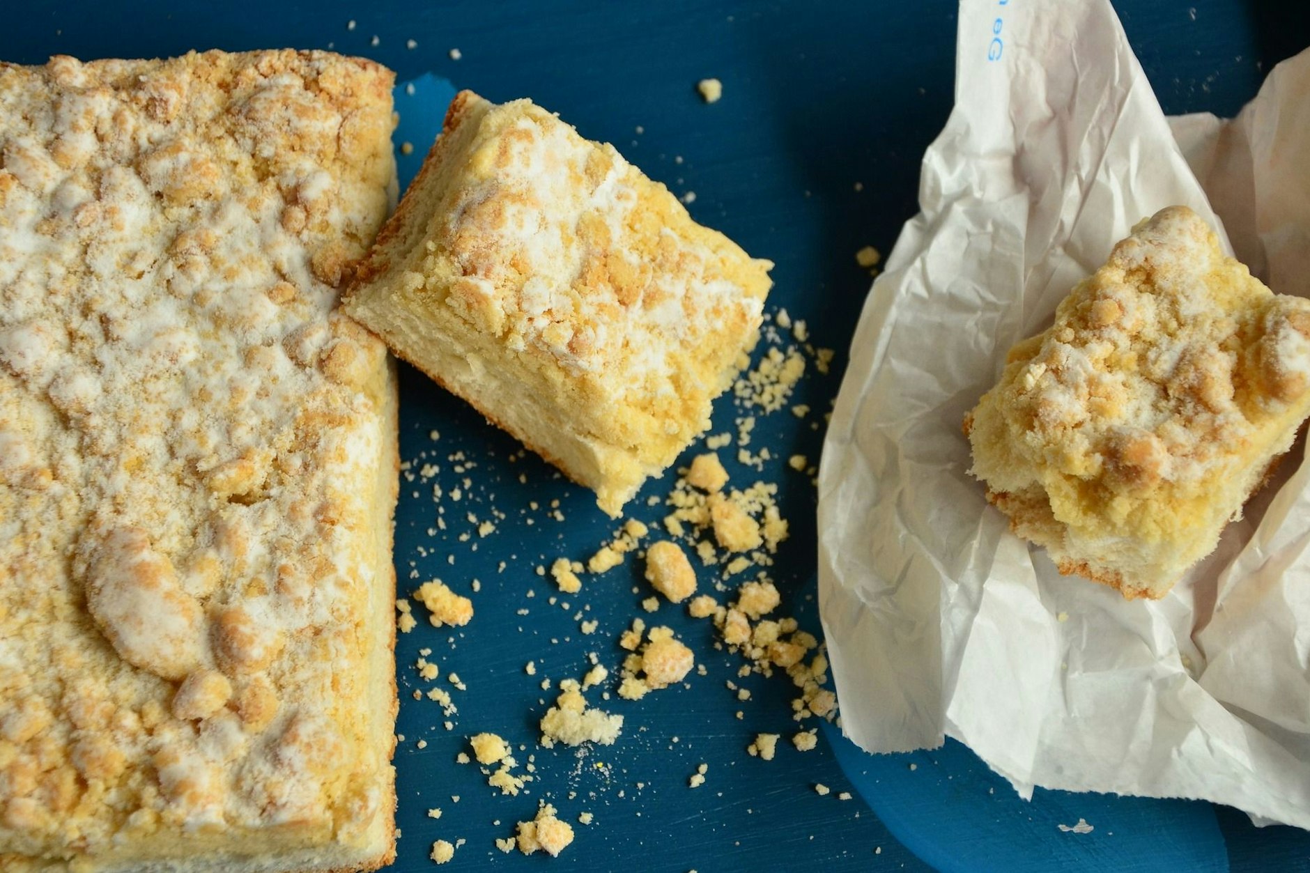Der leckere Streuselkuchen, der laut Rezept mit Schlagsahne besonders saftig wird, ist ein echter Genuss fürs Wochenende. Und besteht noch dazu aus Zutaten, die jeder im Vorratsschrank hat.
