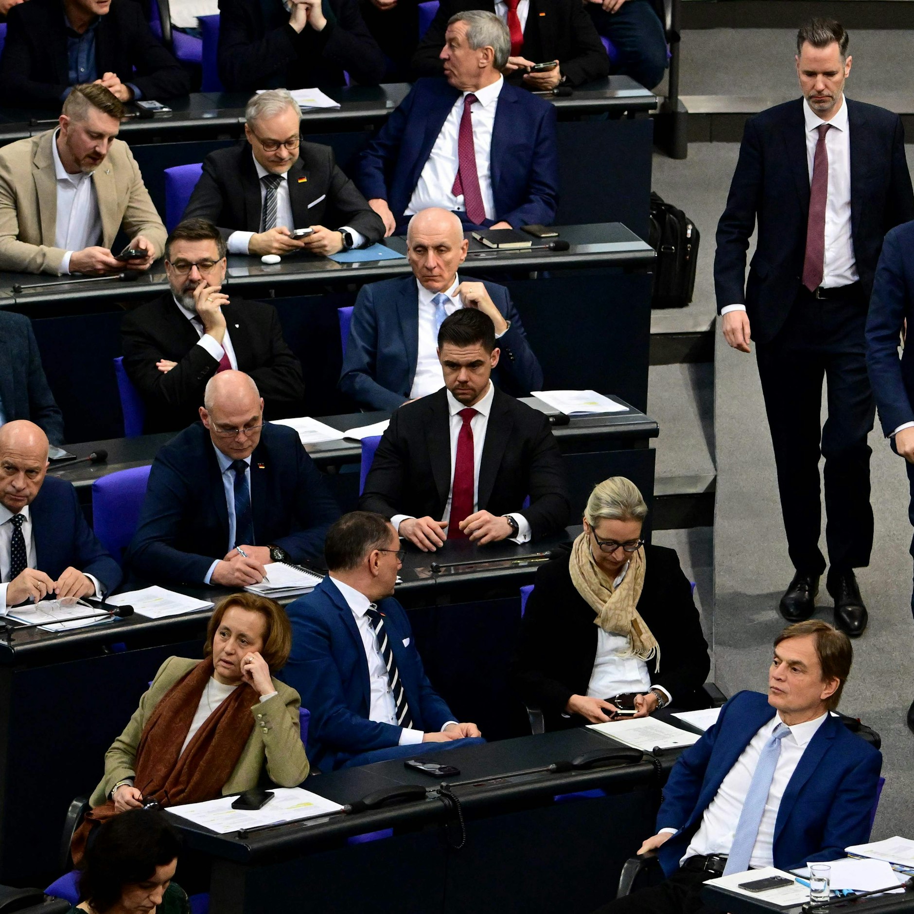 Die AfD wartet im Plenarsaal des Bundestags.