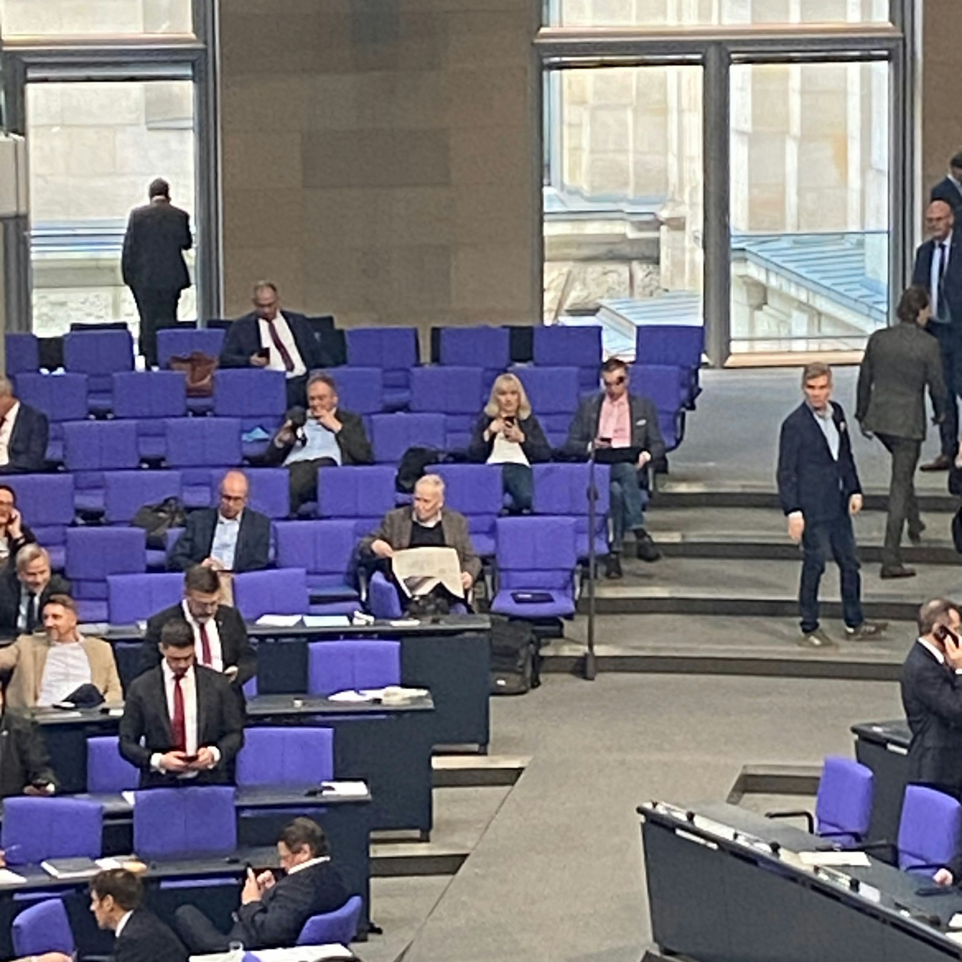 Alexander Gauland vertreibt sich die Zeit.