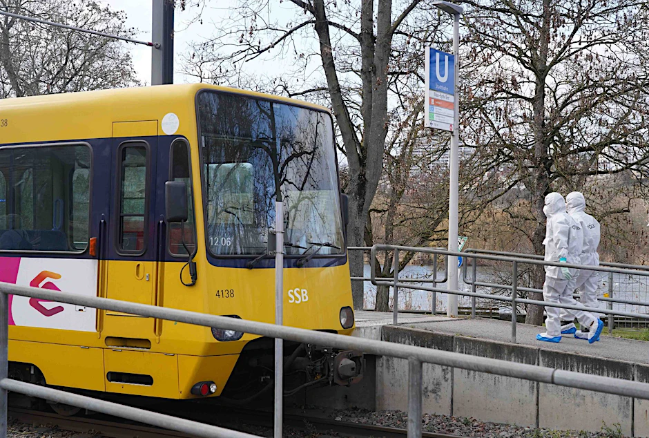 Mitarbeiter der Spurensicherung der Polizei sicherten am Tatort mögliche Beweise. Ein 13 Jahre alter Junge soll hier einen 12-Jährigen gegen eine Straßenbahn geschubst haben.
