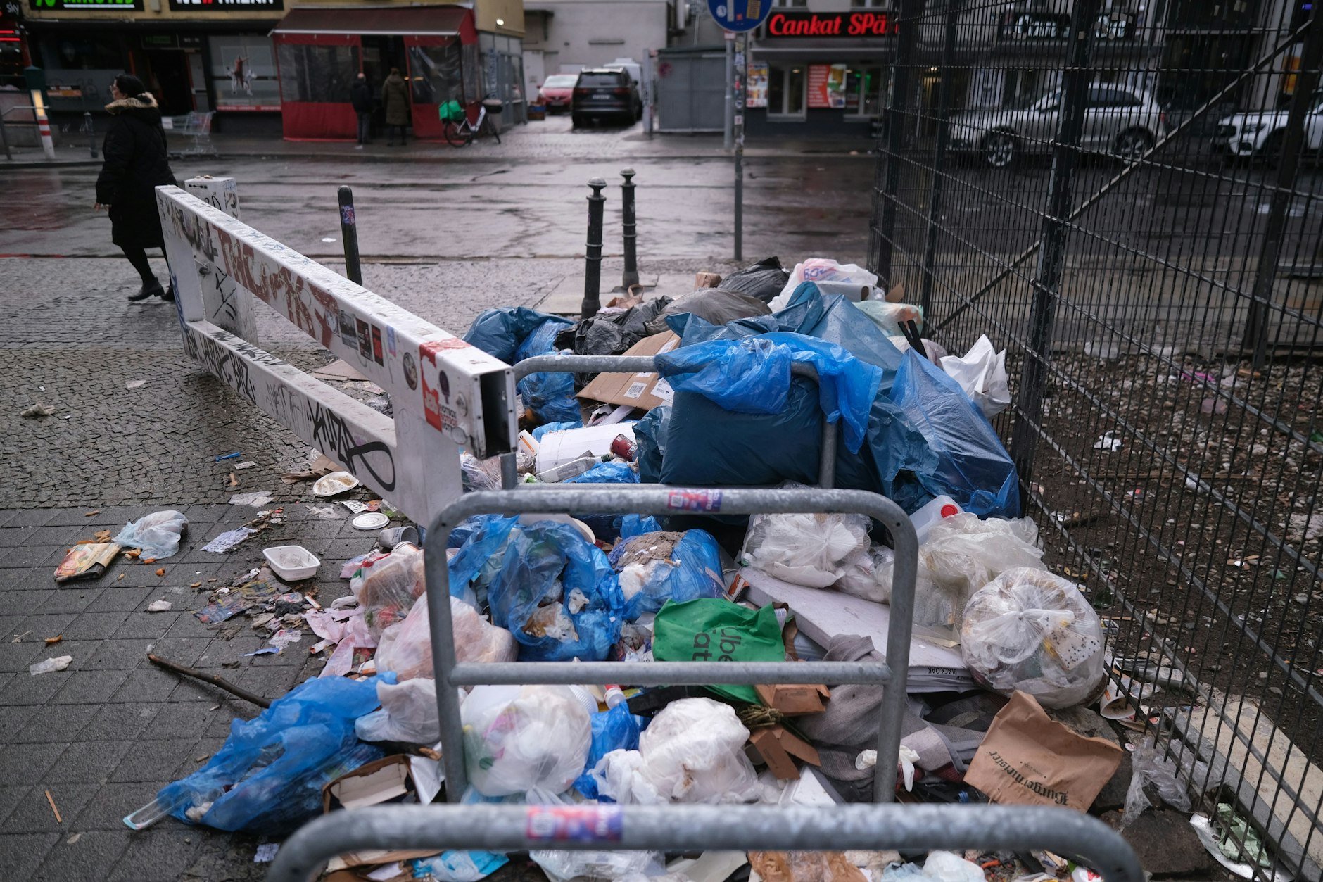 Müllberge am Kottbusser Tor. Warum passiert hier nichts?