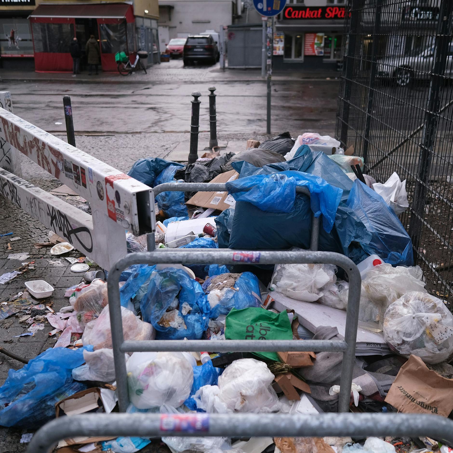 Saustall Kreuzberg: Seit Wochen türmt sich am Kotti der Müll