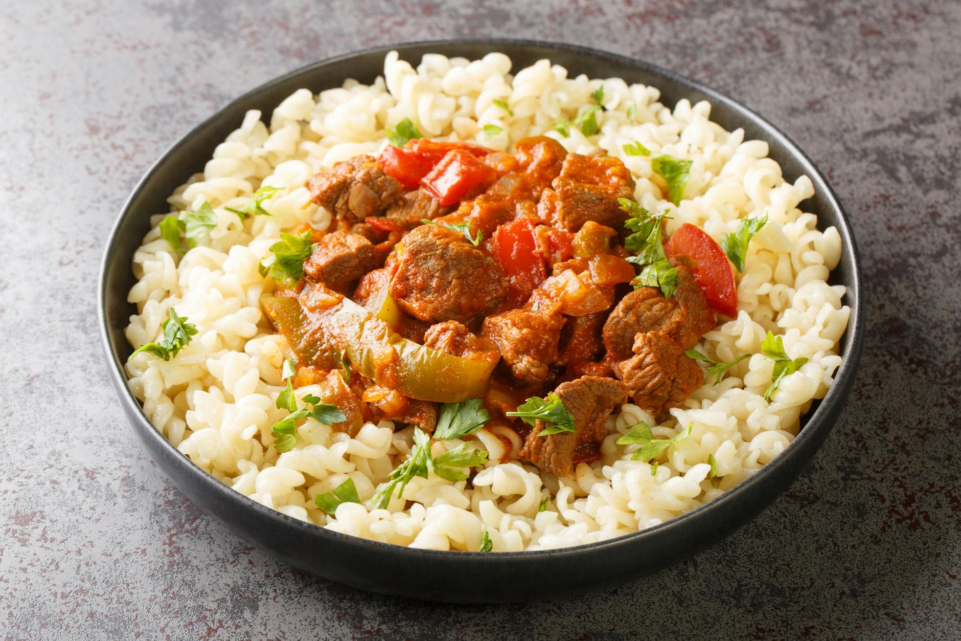 Zu einem köstlichen Ungarischen Gulasch passen Spiralnudeln oder Spätzle perfekt.