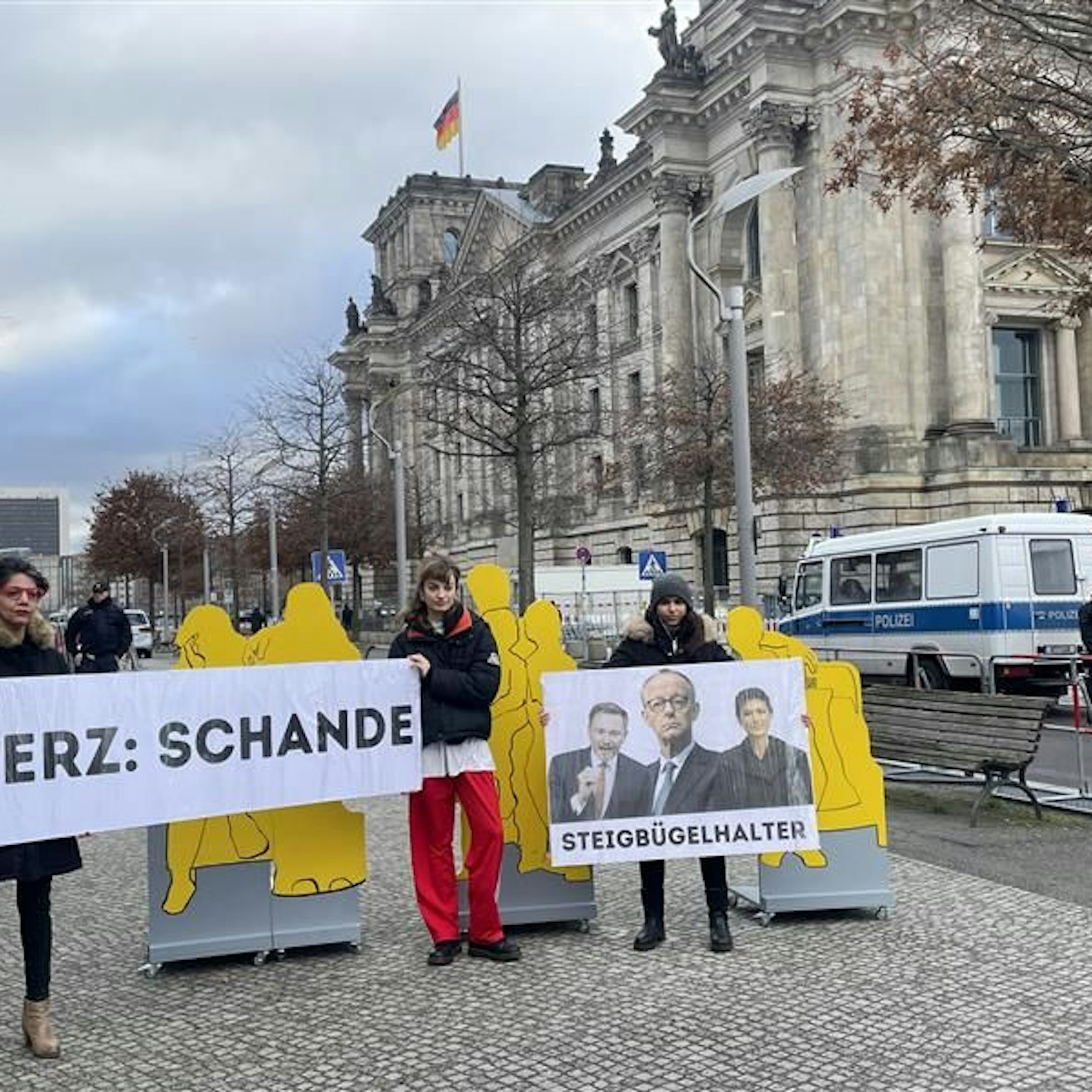 Mehrere Menschen demonstrieren vor der Abstimmung nahe des Bundestags.