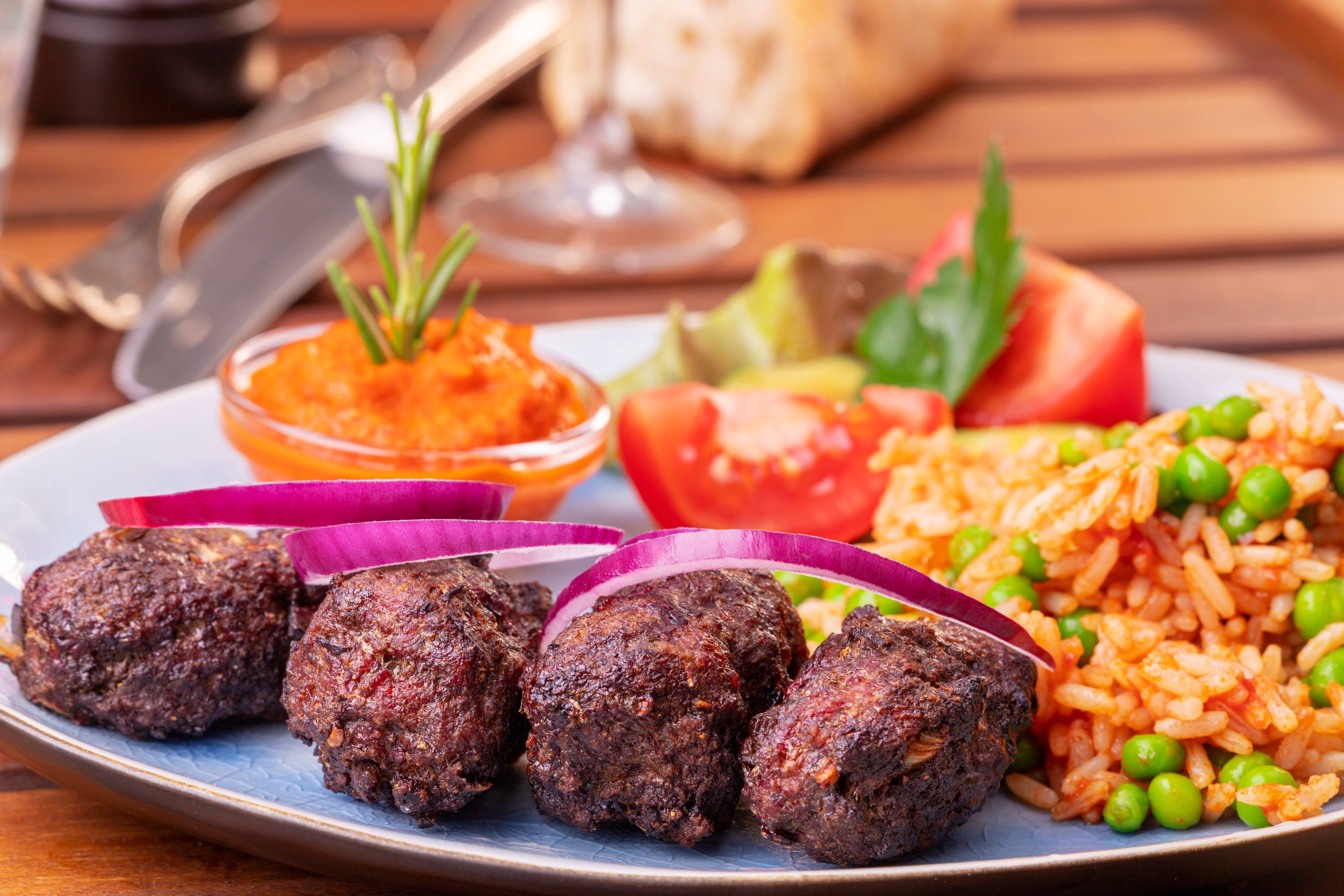Rezept für Cevapcici mit Djuvec-Reis – der Balkanklassiker für zu Hause
