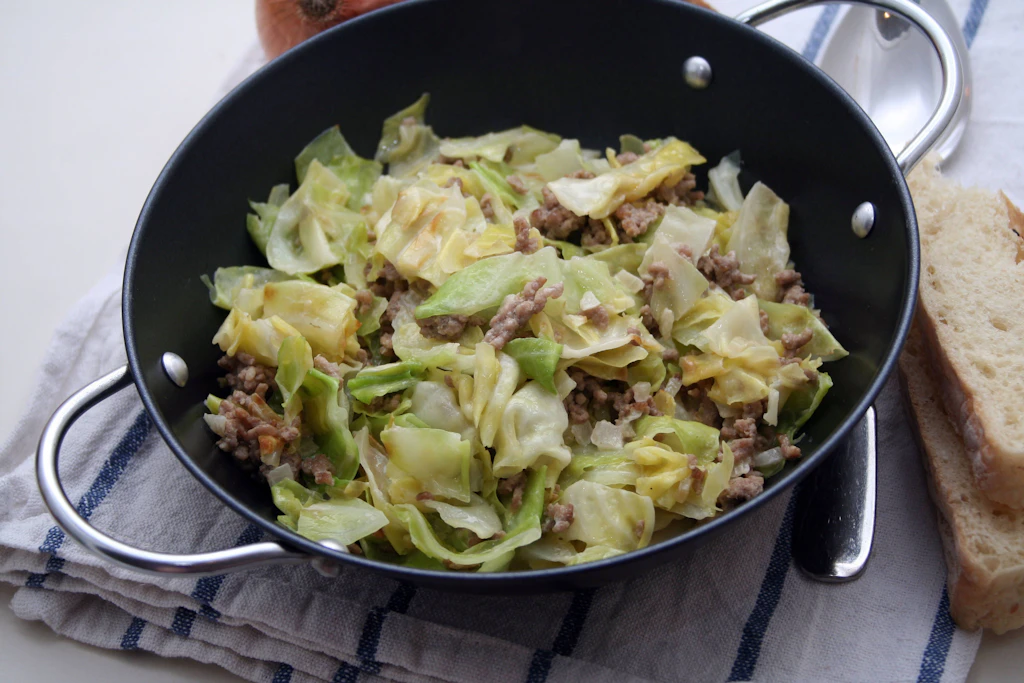 Deftiger Klassiker aus der DDR: Schmorkohl mit Kartoffeln – nach Original-Rezept