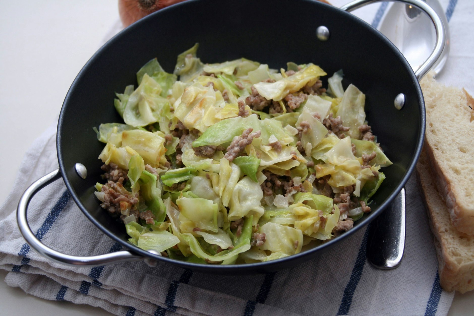 Schmorkraut ist eine leckeres und einfaches Pfannengericht.