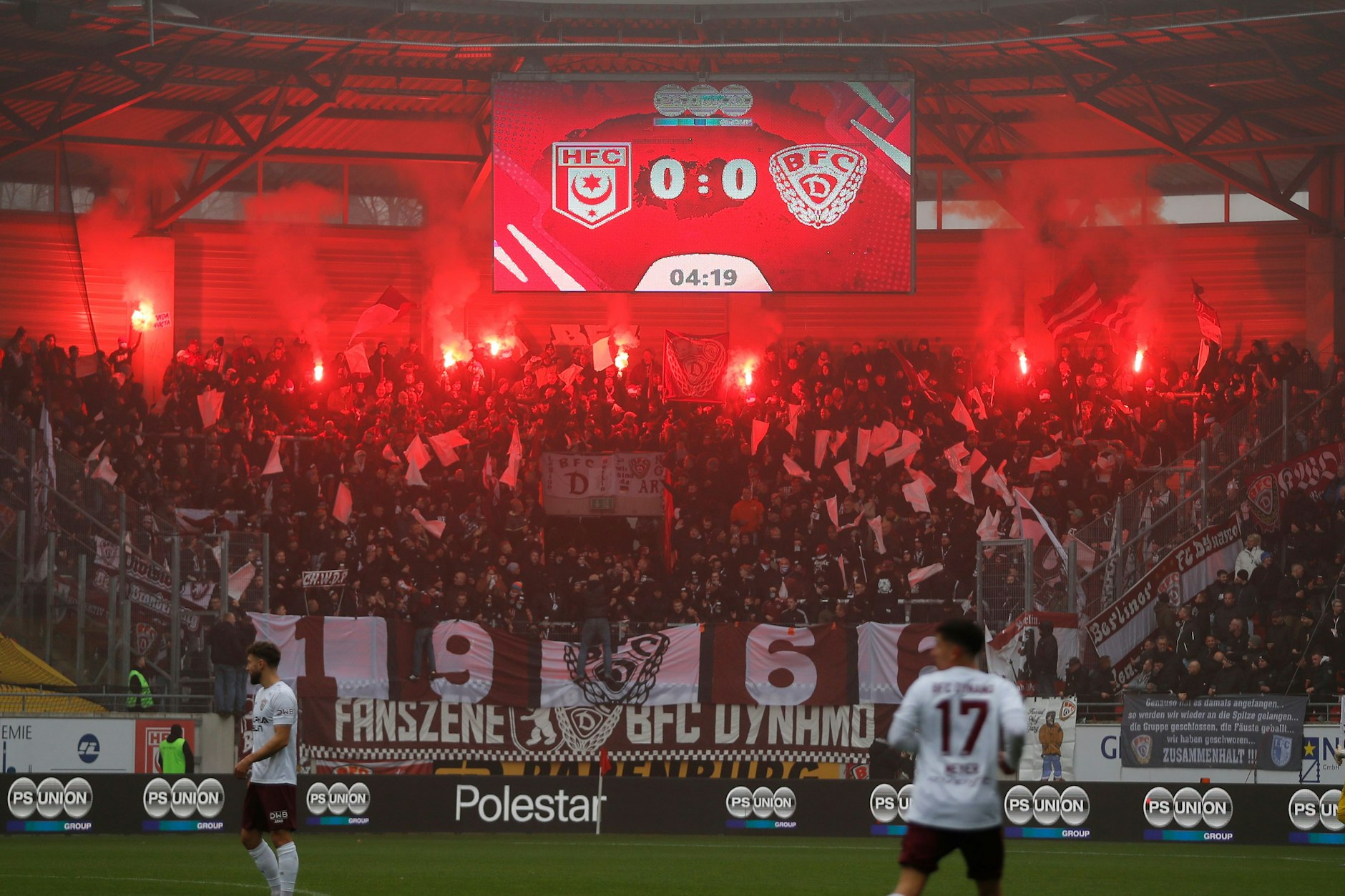 Pyrotechnik, wenn sie niemanden gefährdet wie hier beim Spiel Hallescher FC gegen BFC Dynamo, soll nicht mehr bestraft werden, fordern viele NOFV-Klubs.