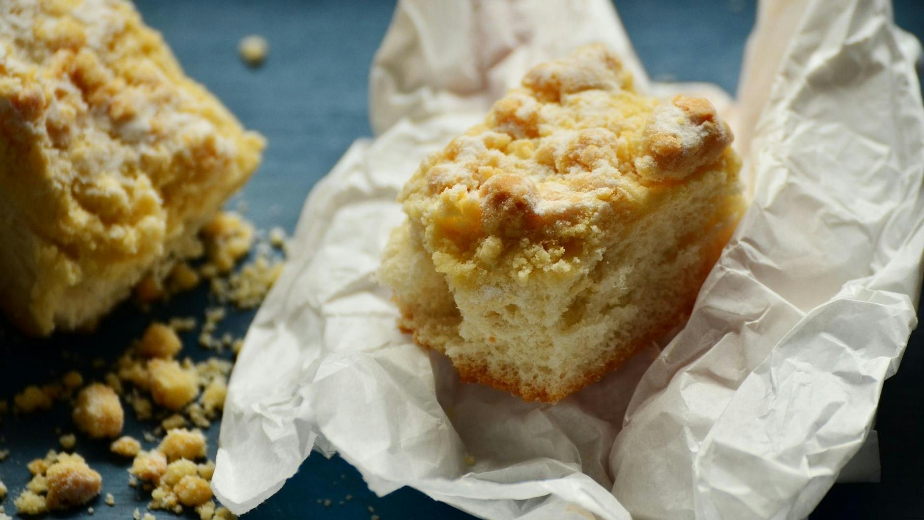 Nichts geht über ein leckeres Stück Streuselkuchen am Wochenende. Bei diesem Rezept wird der Blechkuchen dank Schlagsahne richtig saftig.