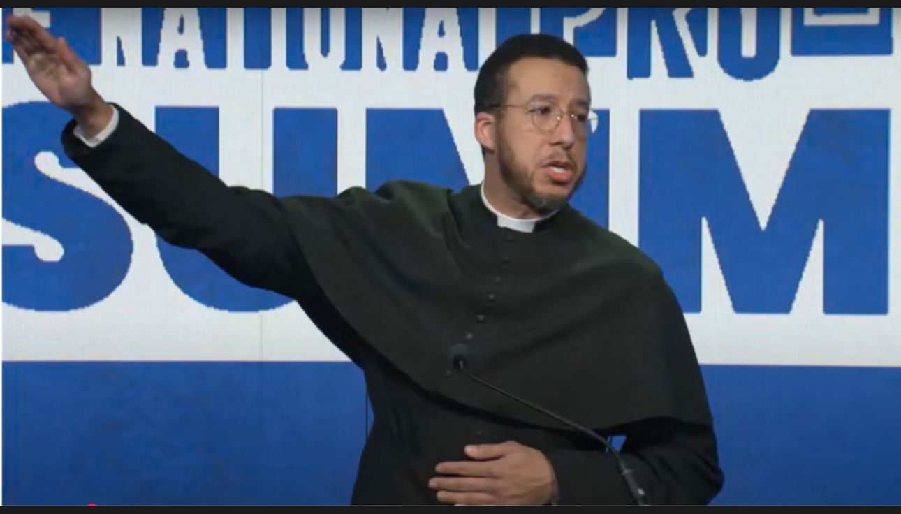 Image - Priester schockt mit Elon Musks Hitlergruß – und wird gefeuert