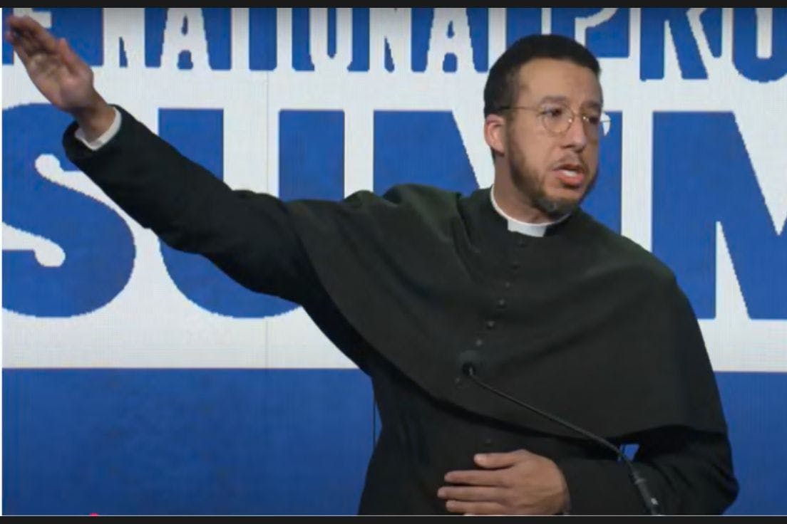 Priester Calvin Robinson zeigt beim National Pro-Life Summit den Hitlergruß.