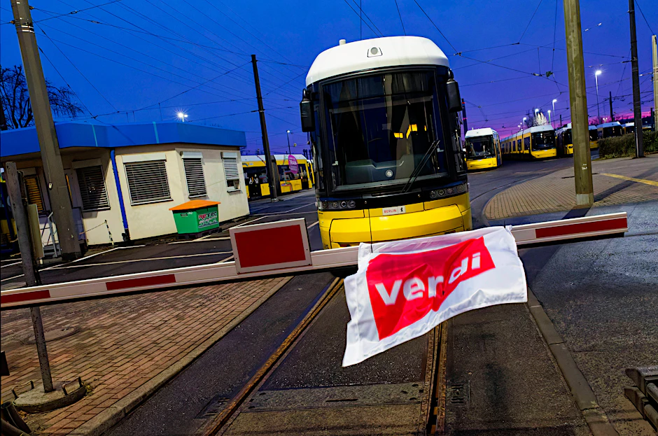 Stillstand: Während des ersten Warnstreiks in der laufenden Tarifauseinandersetzung bei der BVG am 27. Januar blieben auch diese Straßenbahnen in Lichtenberg 24 Stunden lang im Depot.