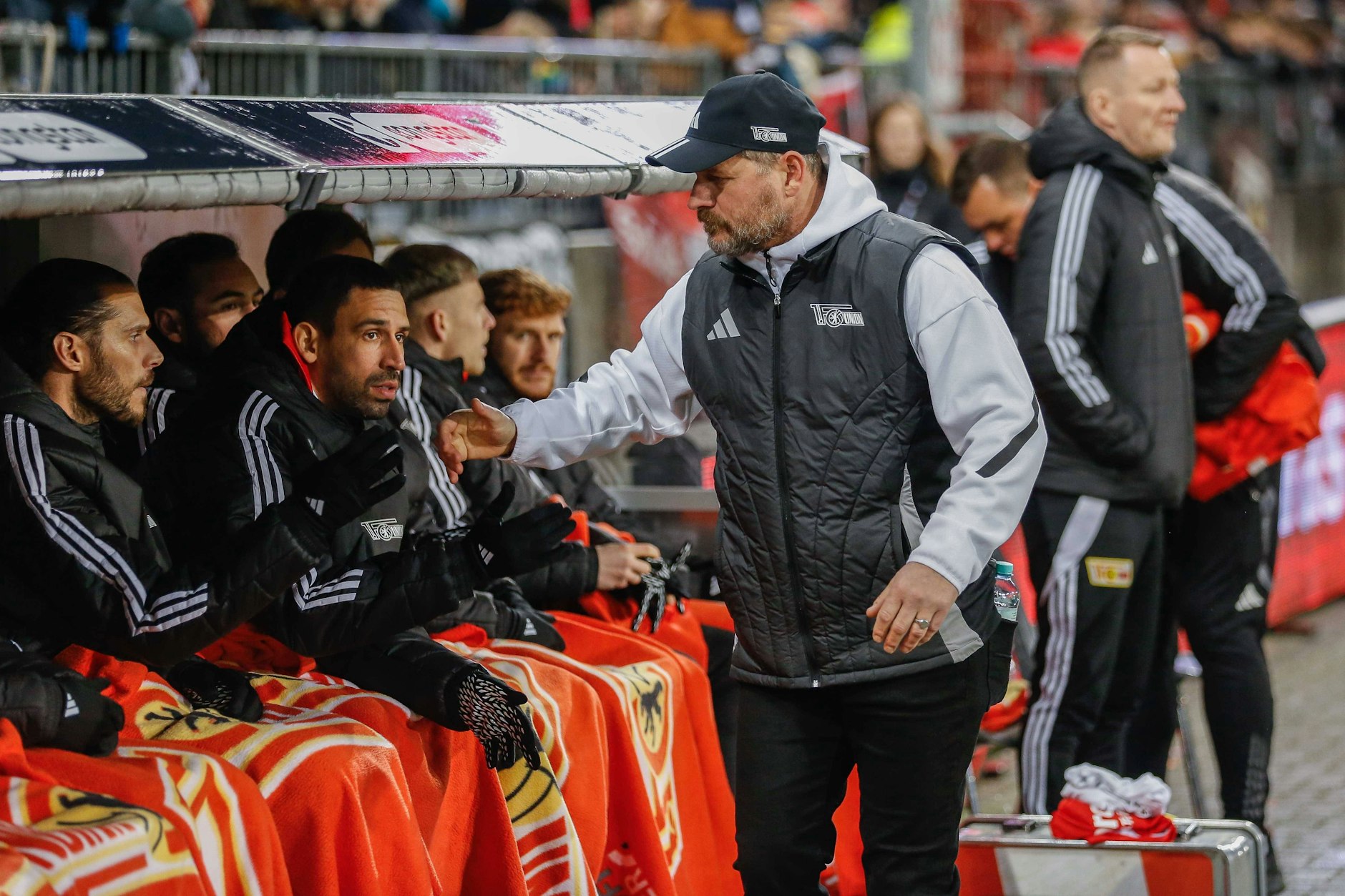 Steffen Baumgart (53), Cheftrainer des 1. FC Union, störte sich vor dem Duell mit RB Leipzig an einer Frage zu Rani Khedira (30, 2.v. l.) und Christopher Trimmel (37, l.).
