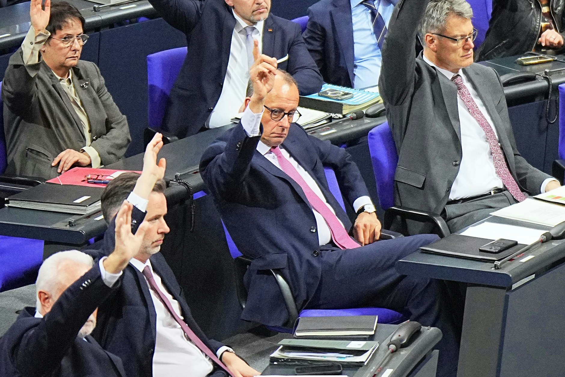 CDU-Chef Friedrich Merz (Mitte): Er, die Fraktion und die FDP sind am Freitag für die Abstimmung über das „Zustrombegrenzungsgesetz“ im Bundestag.