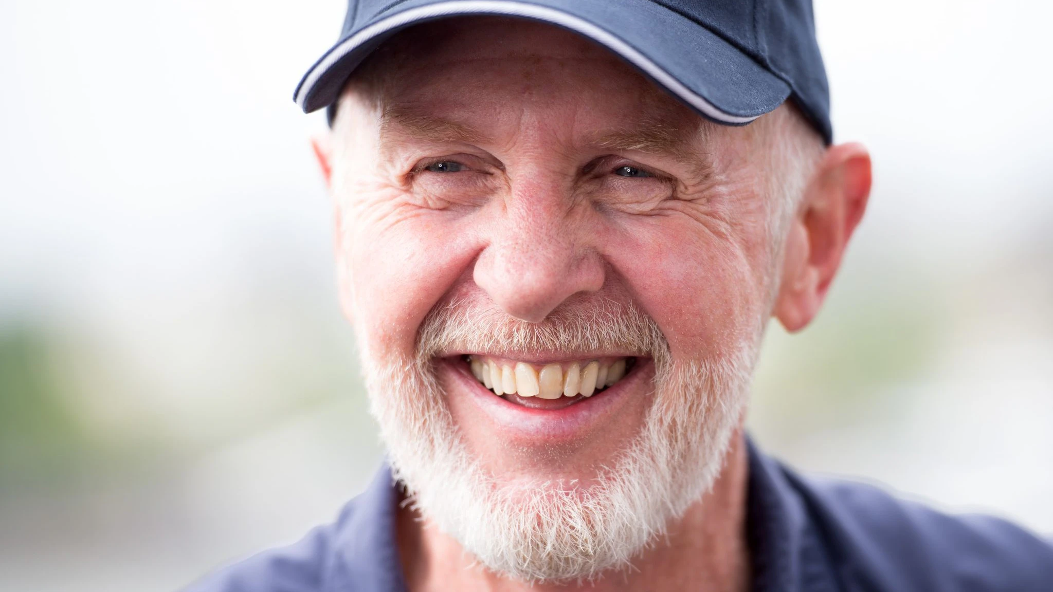 Der Mann, dem die Dschungelcamper vertrauen: Robert „Bob“ McCarron alias Dr. Bob! Seine deutsche Stimme ist Sonja Zietlows Ehemann Jens Oliver Haas.