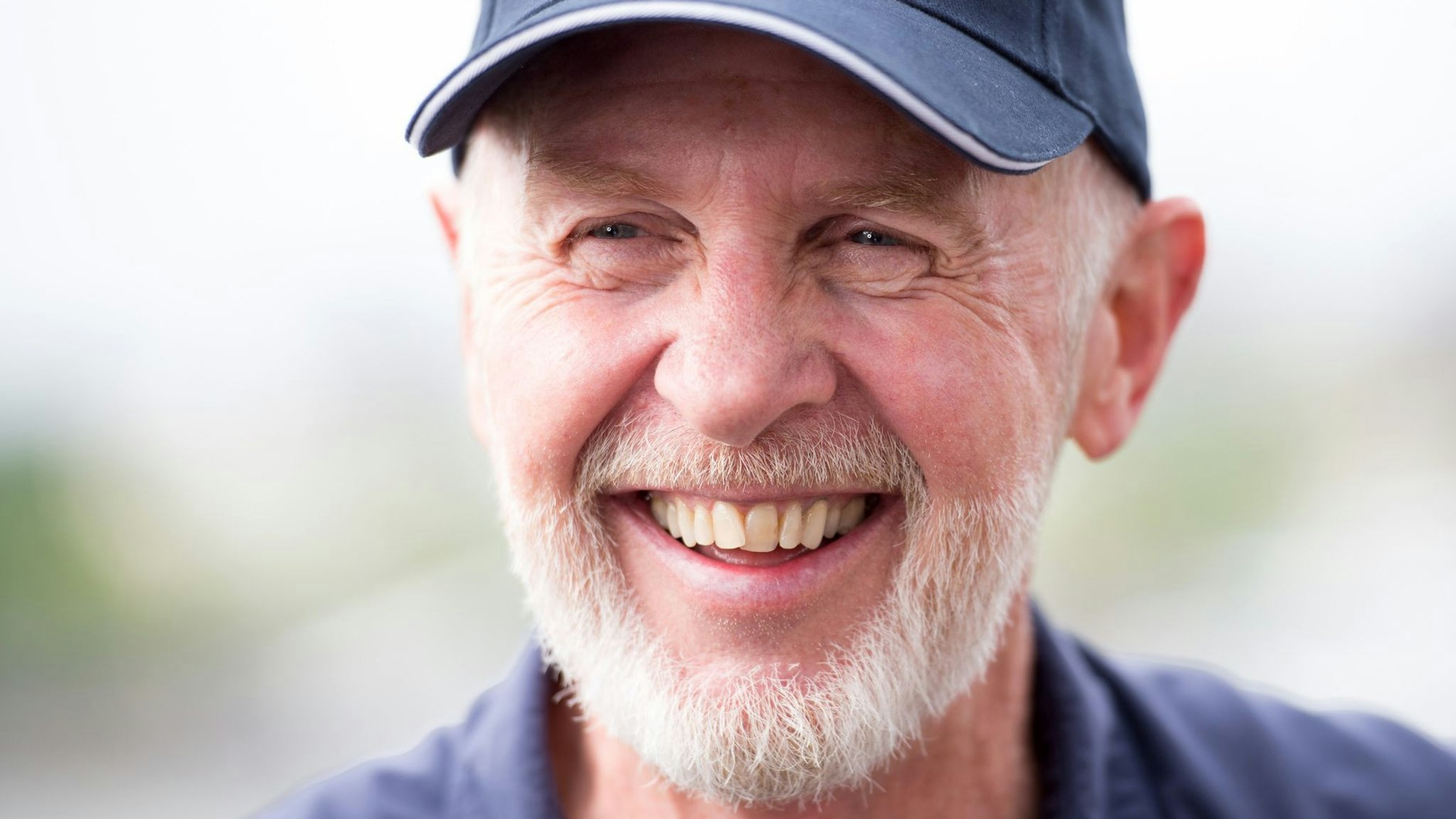 Der Mann, dem die Dschungelcamper vertrauen: Robert „Bob“ McCarron alias Dr. Bob! Seine deutsche Stimme ist Sonja Zietlows Ehemann Jens Oliver Haas.