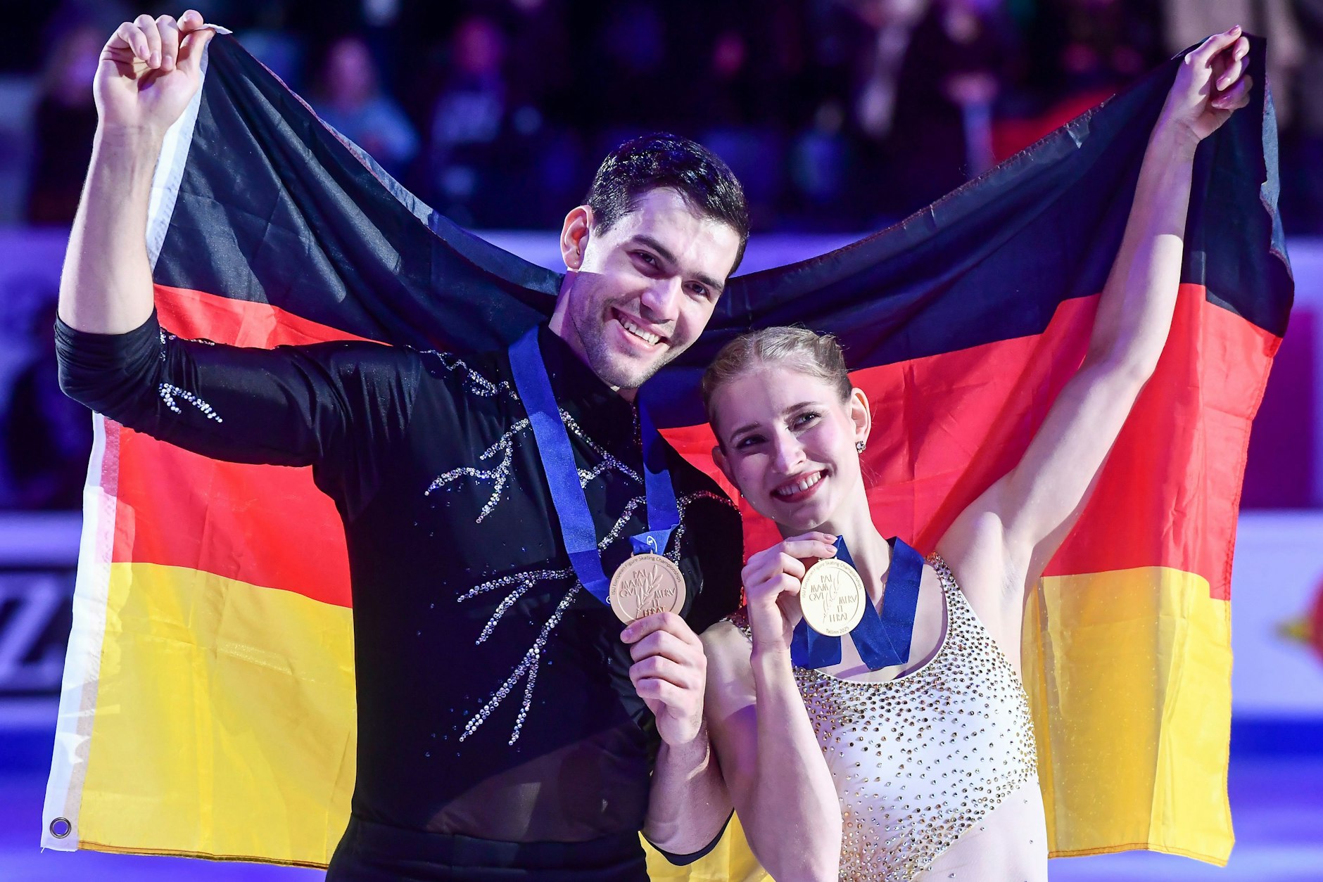 Nikita Wolodin und Minerva Hase strahlen mit EM-Gold um die Wette.
