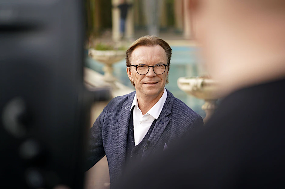 Das hätte in die Hose gehen können: Wolfgang Lippert fand den Hit „Erna kommt“ nicht gut - nur seine Freundin überzeugte ihn, das Lied zu singen.