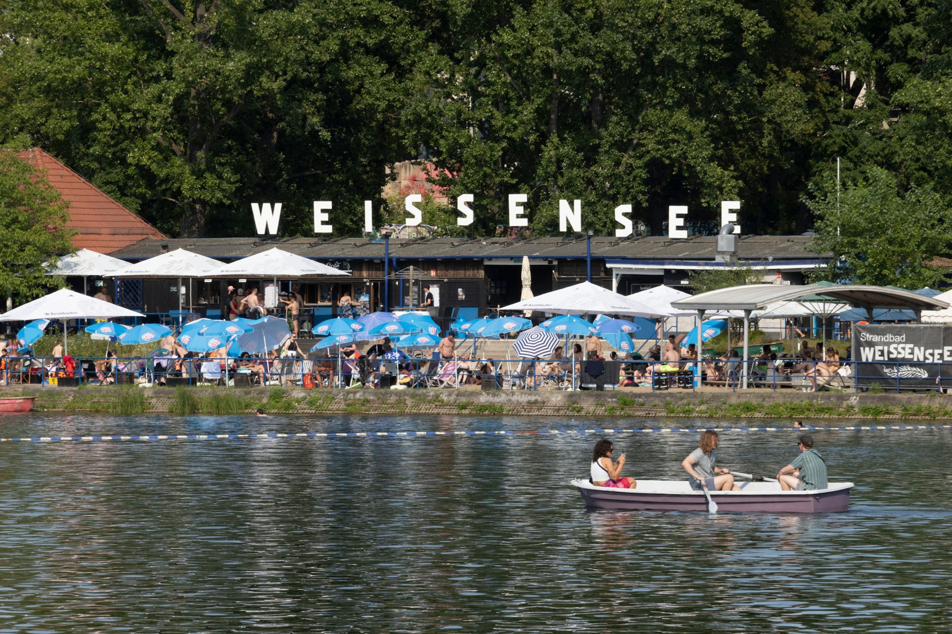 Sommeridylle in Weißensee: das Strandbad am Weißen See. Doch in dem Jahr wird alles teurer, weil die Grundsteuer steigt.